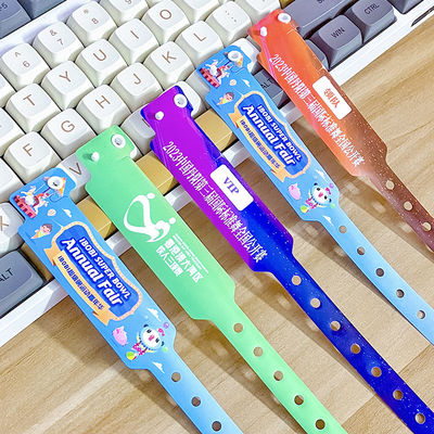 カスタムロゴ プロモーションアイテム 腕帯 ビニール 一層 PVC 防水 彩色の紙 ブレスレット 腕帯 バーコード付き