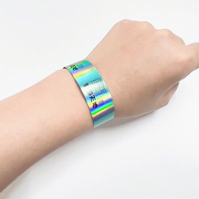 パーソナライズできるプロモーションギフトアイテム 腕帯 ロゴ ビニール PVC 防水 色彩のある紙の腕帯