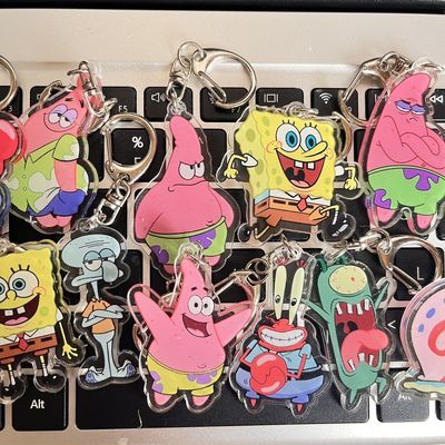 透明なアクリルキーチェイン 金属リング 耐久性 漫画 スポンジボブ スクウェアパンツ プリント 理想的な贈り物 アクリルキーチェイン