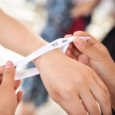 一回使用可能な織物 布 腕帯 ブレスレット オーダーメイド ロゴ 調整可能 OEM 一面または二面印刷