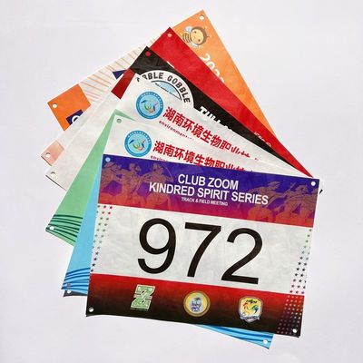デジタルプレート スポーツ レース ビブ 数字布 マラソンランニング イベントのためのカスタマイズされたアスリート数値本
