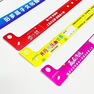 2025 L形の使い捨てブレスレット イベント用のカスタムIDリストバンド ホテル