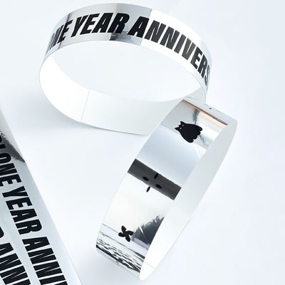 プラスチック製のファッショナブルなパーティー用リストバンドは、イベントを盛り上げるために、カラーロゴとパーソナライズされたサービスをサポートし、グリッターホログラフィックテキストを追加します。