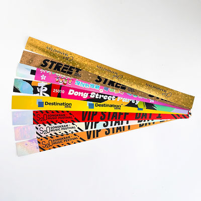 鮮やかなカラフルな光り輝く ホログラムパーティーの腕帯 プラスチック素材で個別ロゴ