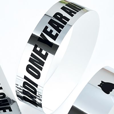 ファッショナブルなシルバーホログラフィック使い捨てソフトペーパーブレスレット グリッタースタイル イベント入場チケット ロゴ印刷